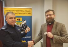 Parafia Ewangelicko – Augsburska przekazała tomaszowskim Policjantom odblaski