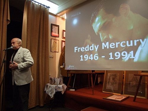 Przedstawienie musi trwać