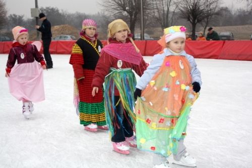 Balowanie, przebieranie i wyścigi na lodzie