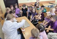 Uczniowie „Trójeczki” na warsztatach „Pierwsze kroki w laboratorium – badamy i odkrywamy”