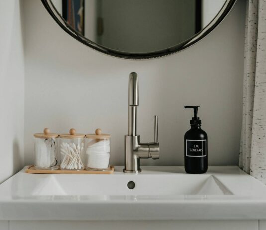 Które baterie łazienkowe łatwiej utrzymać w czystości?