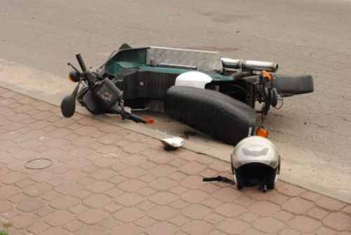 Motorower w starciu z samochodem