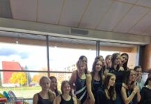 „Trójka” na Miejsko-Powiatowych zawodach  sztafet pływackich