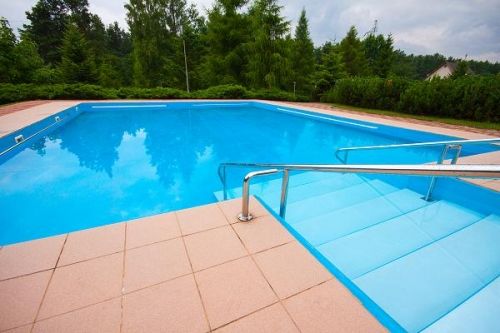 Basen pod chmurką w Ośrodku Rehabilitacji Dzieci Niepełnosprawnych