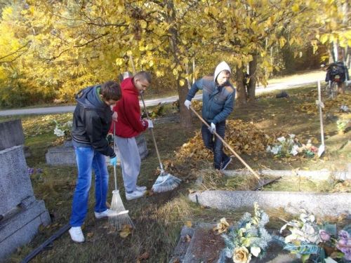 Porządkowanie grobów przed Dniem Zmarłych