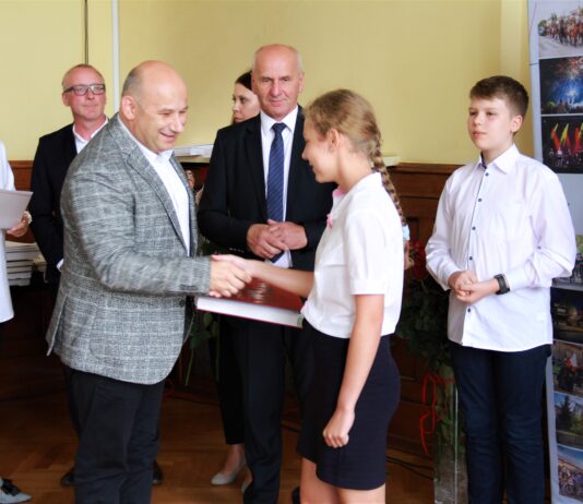 Najlepsi uczniowie szkół podstawowych nagrodzeni przez władze miasta