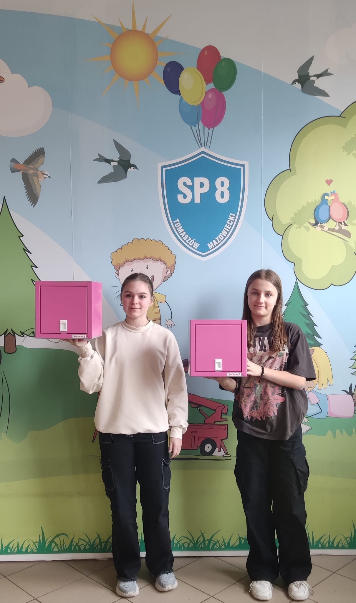 Różowe skrzyneczki w SP Nr 8 - Tomaszów Mazowiecki - portal miejski