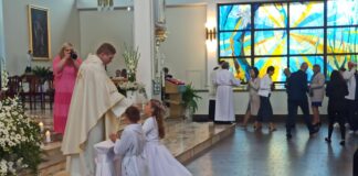 Uroczystość I Komunii dla dzieci z „Trójki”