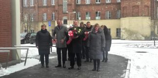 Delegacje złożyły kwiaty i zapaliły znicze pod tablicą upamiętniającą patrona PCAS-u pułkownika Witolda Pileckiego