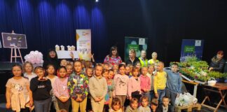 Sadzonki roślin rozdane, nagrody laureatom konkursu fotograficznego wręczone