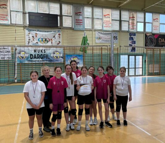 „Trójka” wzięła udział w miejskich zawodach w siatkówce