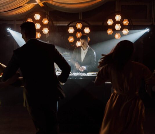 Muzyka, która nie męczy – dlaczego warto postawić na DJ-a z klasą