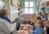 Przedszkolaki z „Tęczowej Akademii” z wizytą w bibliotece szkolnej